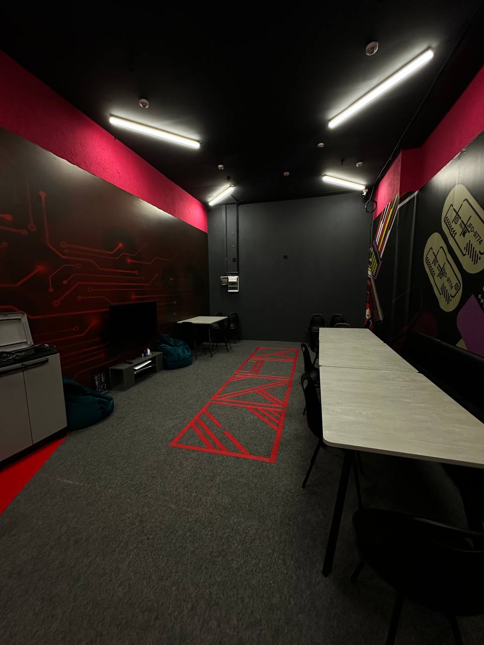 Красный лаундж